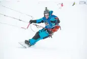  ?? PHOTOS COURTOISIE RÉAL LANDRY, ET COURTOISIE ?? Richard Beaulieu pratique le snowkite en skis, et Christian Labbé, en planche à neige.
