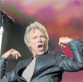  ??  ?? Romance porteño. Bon Jovi volvió a cautivar al público femenino.