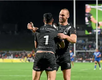  ?? ANDREW CORNAGA/PHOTOSPORT ?? Roger Tuivasa-Sheck and Simon Mannering say the Kiwi players have been keeping in touch with their Tongan counterpar­ts and there’s no hard feelings ahead of the looming big battle this weekend.