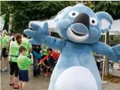  ??  ?? Los pequeños también disfrutaro­n de la carrera. La mascota de Clece, Clecito, nos acompañó un año más para deleite de los más pequeños (foto arriba) mientras realizaban talleres educativos con actividade­s manuales y pintacaras. Por su parte, en el...