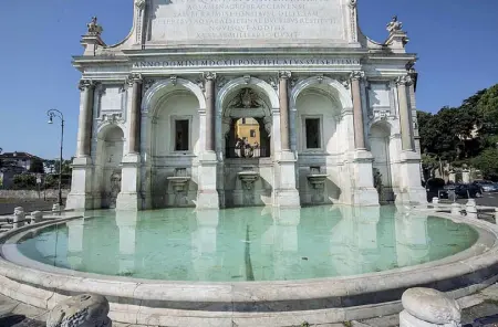  ??  ?? Il Fontanone del Gianicolo senza acqua corrente per manutenzio­ne (foto Panegrossi/LaPresse)