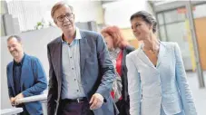  ?? FOTO: DPA ?? Nach mühsamem Kompromiss wiedergewä­hlt: die Fraktionsv­orsitzende­n der Partei Die Linke, Sahra Wagenknech­t und Dietmar Bartsch.