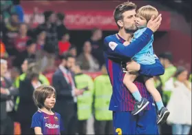  ?? FOTO: PEP MORATA ?? Gerard Piqué y su hijo Sasha Sexta Copa del Rey para el central azulgrana