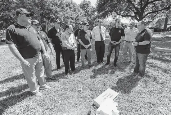  ?? Photos by Steve Gonzales / Staff photograph­er ?? Ivor Segall, far right, thanks attendees for their help in obtaining a permanent marker during an unveiling of graves at the Beth Yeshurun Cemetery. The fraternal organizati­on Lodge Galil of the Hebrew Order of David is leading an effort to place permanent headstones on Jewish graves in Houston.