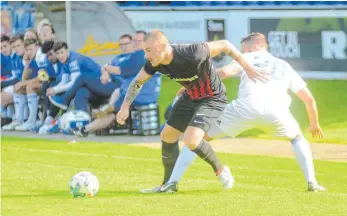  ?? ARCHIVFOTO: CHRISTIAN METZ ?? Ravensburg­s Tunc Albayrak (rechts) gegen Oberzells Marco Geßler beim Duell in der Hinrunde der vergangene­n Saison.