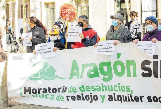  ?? CHUS MARCHADOR ?? Concentrac­ión de las familias afectadas por los desahucios en Aragón a las puertas del edificio Pignatelli de Zaragoza, ayer.