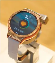  ?? PHOTO)
(AP ?? ‘ELEGANT’ WATCH. A Huawei Watch “Elegant” is displayed during Mobile World Congress wireless show in Barcelona.