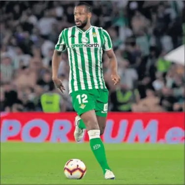  ??  ?? A GRAN NIVEL. El brasileño Sidnei está sorprendie­ndo en sus inicios como jugador del Betis.