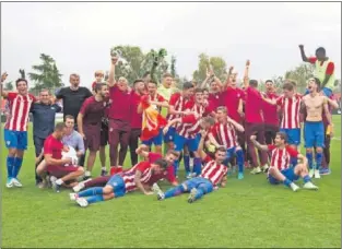  ??  ?? ASCENSO. Los colchonero­s celebran la victoria que les devuelve a la categoría bronce.