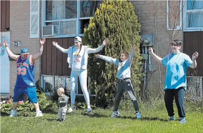  ?? BARRY GRAY THE HAMILTON SPECTATOR ?? The Elsegood family: William, Malcolm, Cassandra, Jayda-Lynn, 10, a Grade 4 student, and Xavier, 12, a Grade 6 student, exercise on their front lawn under the guidance of teachers Steve Black and Bob Ellis.