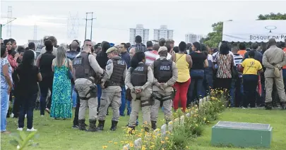  ??  ?? Familiares, amigos e colegas da polícia participar­am do enterro do corpo de José Luiz, no Bosque da Paz