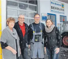  ?? FOTO: PEGGY MEYER ?? Hildegard und Erwin Bermann (von links) arbeiten seit 50 Jahren in der KFZWerksta­tt, die sie 2012 an ihren Sohn Rainer Bermann und dessen Frau Monika übergeben haben.