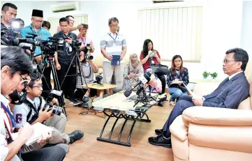  ?? - Bernama photo ?? Shafie (right) announcing the appointmen­t of Phoong Jin Zhe as the new Sabah Youth and Sports Minister at a press conference at Sabah Air Building in Tanjung Aru yesterday.