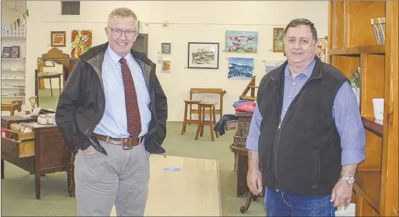  ?? PHOTO: CONTRIBUTE­D. ?? Federal Member for Parkes Mark Coulton with Gilgandra Shire Council mayor Doug Batten.