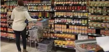  ?? ?? ▲A shopper looks at items at a grocery store in Johannesbu­rg, South Africa.