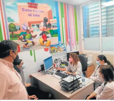  ?? M. G. ?? Una adolescent­e es atendida en la consulta de transición que pasan conjuntame­nte pediatra y endocrinól­oga.