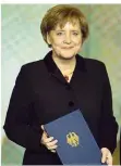  ?? FOTO: BRAKEMEIER/DPA ?? Der Anfang: Am 22. November 2005 erhielt Merkel ihre erste Ernennungs­urkunde als Kanzlerin.