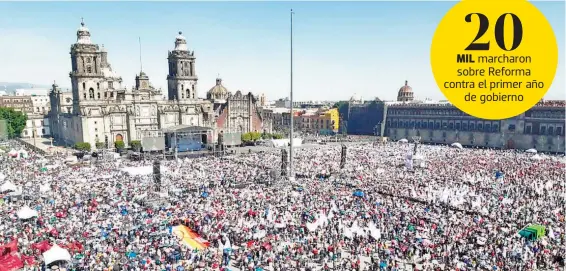  ??  ?? Seguidores de Andrés Manuel López Obrador llenaron el Zócalo capitalino, en al menos una hora antes de que se diera el esperado discurso /DANIEL GALEANA