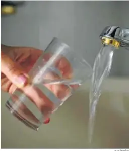  ?? ROMÁN RÍOS ?? Una mujer llena un vaso de agua del grifo.