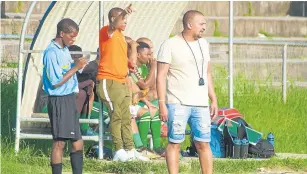  ?? PICTURE: RANDELL ROSKRUGE ?? POINTING THE WAY: Seagulls coach Sheldon Marrilier maintains he’s got all the firepower to defend their Cliffie Brown/Leon Meyer Easter Tournament title. Seagulls will face Swaraj on Friday evening at North End Stadium.