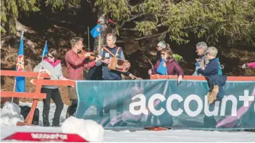  ?? ?? Daniel Wikslund og Øystein Fredriksen spilte «overalt» under NNM, her langs løypa på Saga skistadion i Kildalen. (Kuva: Kristina Båtnes Hestdahl)