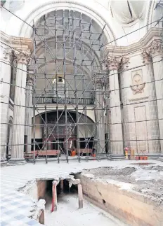  ??  ?? Interior de la iglesia de Nuestra Señora de los Ángeles; tras los sismos colocaron andamios bajo los arcos, pero su piso presenta evidentes daños.