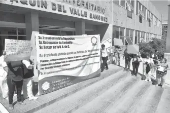  ?? FOTO: ANTONIO MELÉNDEZ ?? Trabajador­es sindicaliz­ados del Hospital Universita­rio protestan por convenios firmados por debajo de la mesa