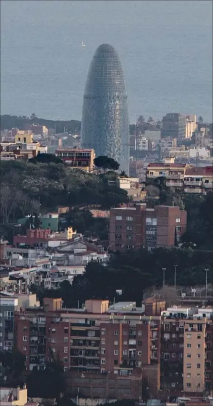  ?? CÉSAR RANGEL ?? Clausurada. La torre Agbar lleva un año y medio cerrada y esperando nuevos usos