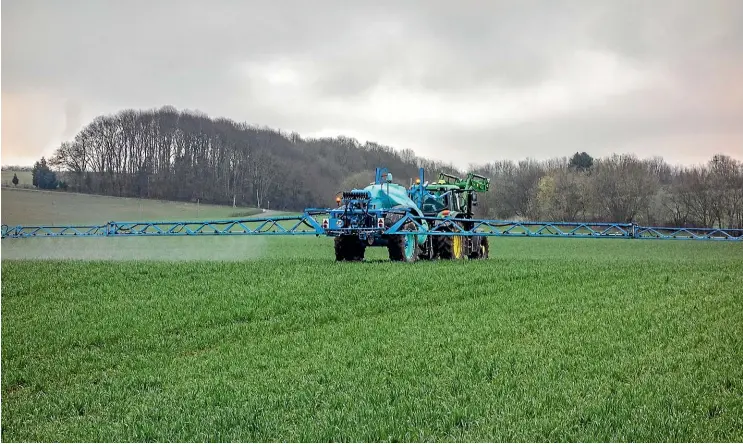  ??  ?? If glyphosate is not available, farmers would need to use three to four other herbicides in its place, leading to more tillage and more resources to manage weeds.