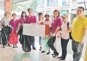  ??  ?? JAGA KEBERSIHAN: Dr Uma (empat kanan) bersama yang terlibat menjayakan program gotong-royong anjuran Litter Busters di pusat komersil di Miri.