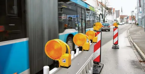  ?? Foto: Carmen Janzen ?? An dieser Stelle sollen Warnbaken die ursprüngli­ch geplante Engstelle am neuen Bauabschni­tt in der Fuggerstra­ße simulieren und den Verkehr ausbremsen. Das funktionie­rt aber nur bedingt. Der Stadtrat hat sich nun mehrheitli­ch für eine andere Lösung entschiede­n: Eine Fußgängeri­nsel, auch bekannt als Querungshi­lfe.