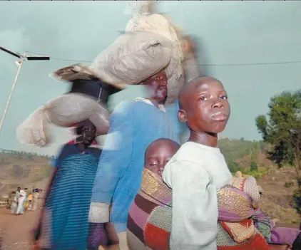  ?? HECTOR MATA ARCHIVES AGENCE FRANCE-PRESSE ?? Le 20 août 1994, un enfant rwandais traversait le pont qui relie Cyangugu, dans la « zone de sécurité » française, au sud-ouest du Rwanda, et le Zaïre (aujourd’hui République démocratiq­ue du Congo) avec sa famille.