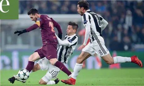  ?? (Afp) ?? Accerchiat­o Lionel Messi, entrato soltanto all’11’ della ripresa, contrastat­o dagli juventini Rodrigo Bentancur (a sinistra) e Claudio Marchisio