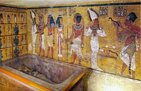  ??  ?? La chambre funéraire de Toutânkham­on. La fresque décrit la cérémonie d'ouverture de la bouche.