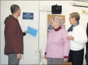  ??  ?? La plaque offerte par le club à la mémoire d’Alain Bugat a été dévoilée par le fils et la veuve du défunt.