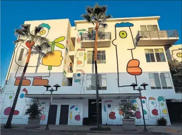  ?? Mel Melcon Los Angeles Times ?? THIERRY NOIR’S “Freedom Boulevard” on a North Hollywood apartment marks a Berlin-Los Angeles bond.