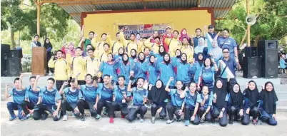  ??  ?? ATLET dan jurulatih SM Sains Labuan meraikan kejayaan mereka meraih kejuaraan buat kali ketujuh berturut-turut di Kejohanan Merentas Desa MSSWP Labuan 2017.