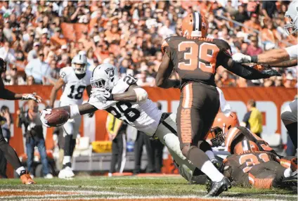  ?? Jason Miller / Getty Images ?? Latavius Murray, who set career highs with 26 carries and 139 yards rushing, dives into the end zone in the final quarter.