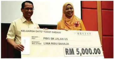  ??  ?? GURU Besar SK Jalan U3, Nafisah Salleh menerima sumbangan daripada Pengarah Urusan TRIpIc Berhad, Datuk Yusof Badawi untuk wakaf pembinaan surau sekolah.
