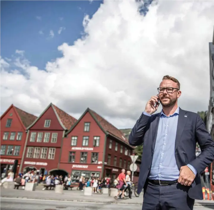  ??  ?? TUNNELSYN: Harald Victor Hove (H) ser for seg Bybanen i tunnel gjennom sentrum.