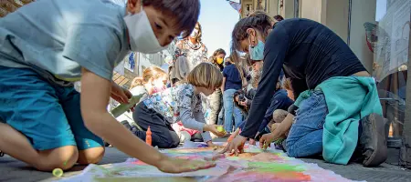  ??  ?? In piazza Giovanissi­mi studenti dipingono uno striscione per la scuola in presenza (Cambi/Sestini)