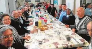  ?? Cáritas Madrid ?? La comida del domingo, con los más necesitado­s Tras presidir la eucaristía y dar una charla en la parroquia de La Crucifixió­n, en Carabanche­l, que iniciaba una semana misionera, se fue a un centro de Cáritas Madrid para compartir mesa con los más...