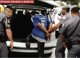  ??  ?? Um dos acusados do assalto ao carro-forte é colocado dentro de viatura por policial militar, em Mauá (Grande SP); policiais civis pertenciam à quadrilha
