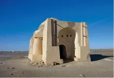  ??  ?? Une mosquée utilisée par les marchands iraniens et turcs le long de la Route de la Soie.