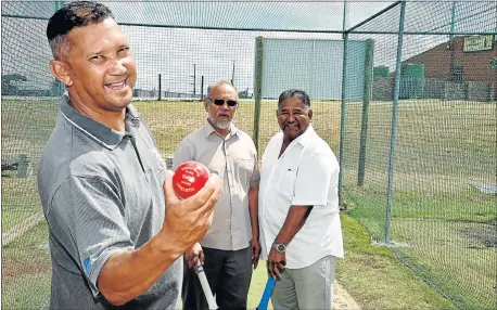  ?? Picture: EUGENE COETZEE ?? PLAYERS’ REUNION: Former EP Cricket Associatio­n players Burton Forbes, front, Faghme Abrahams, back left, and Stephen Draai are looking forward to their reunion at South End Boulevard Cafe on March 10