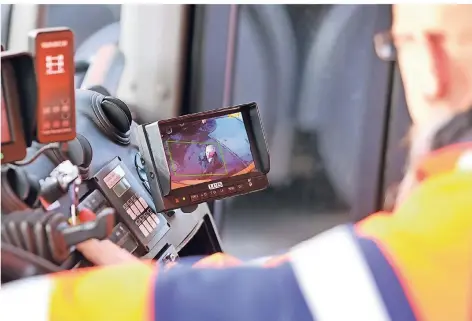  ?? RP-FOTO: ACHIM BLAZY ?? Disponent Sven Kastner hat auf dem rechten Monitor Stefan Elias genau im Blick — auch im toten Winkel.