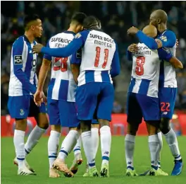  ??  ?? ALEGRÍA. Jugadores del Porto celebran uno de los dos goles contra el Santa Clara.