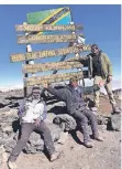  ??  ?? Corsten (r.) steht mit zwei Helfern am Gipfel des Kilimandsc­haro.