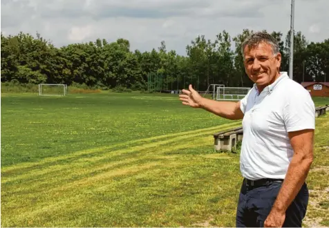  ?? Foto: Norbert Staub ?? Der Schwabmünc­hner TSV Vorsitzend­e Reinhold Weiher zeigt, wo der neue Kunstrasen­platz am Fußballsta­dion gebaut werden soll.