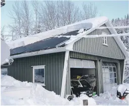  ??  ?? GARASJEN: Den ene halve siden raste ned på mandag.